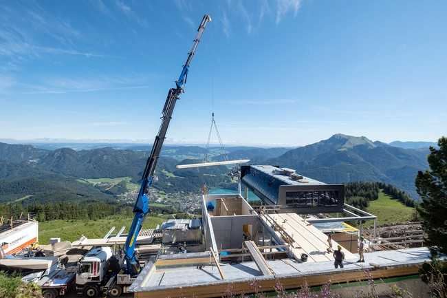 49 Meter Hubhöhe sind drin: Der Palfinger PK 200002 L SH von Taurus Kran & Transport im oberösterreichischen Munderfing hilft beim Bau der neuen Bergstation der Zwölferhornbahn. | Foto: Palfinger