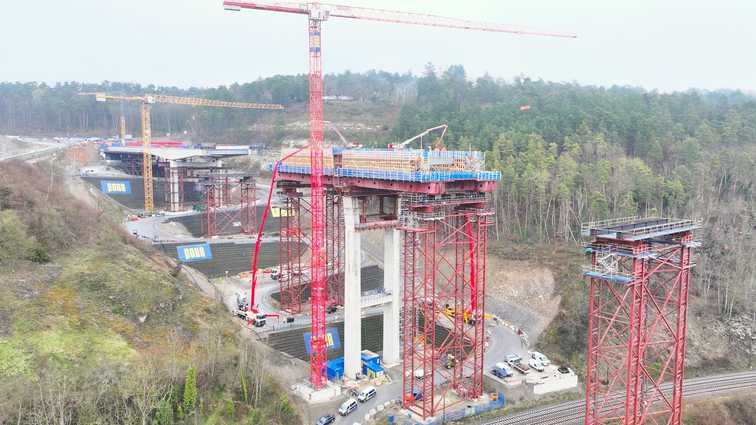 450-Tonnen-Kräne im Einsatz: Mega-Baustelle über dem Neckar