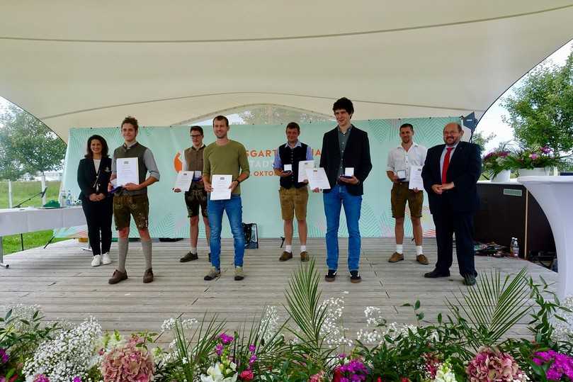 Preisträger Fachrichtung GaLaBau der Staatl. Fachschule Landshut-Schönbrunn mit Ministerin Kaniber (l.) und Gerhard Zäh (r.):  (v.l.) Christoph Berg, Juri Drabe-Soer, Kilian Wirrer, Tobias Darsow, Gregor Offinger und Florian Funk. | Foto: B_I Bauer