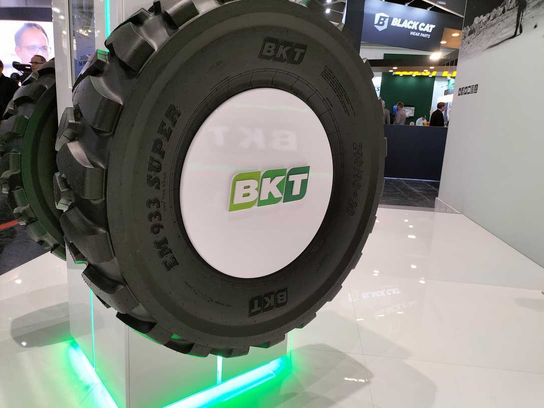 "EM 933 Super": Baggerreifen-Premiere von BKT auf der Bauma 2022