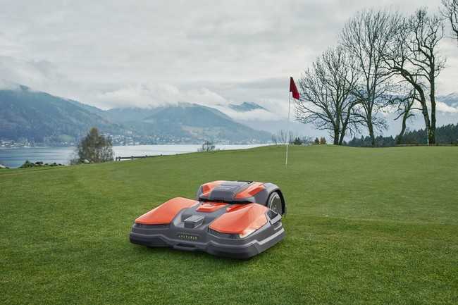 Mit dem Low Cut-Mähdeck 43L für seine Husqvarna-Profi-Mähroboter CEORA sind eine geringe Schnitthöhe von 10 bis 60 mm und eine Flächenkapazität von 20.000 bis 25.000 m2 pro Tag auf dem Golfplatz möglich. | Foto: Husqvarna