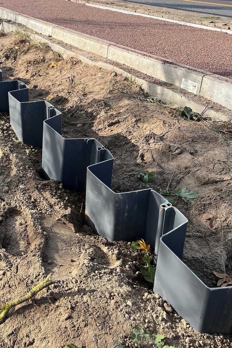 Spundwände aus Kunststoff werden eingebaut wie Stahlspundwände, lassen sich aber per Hand transportieren. | Foto: terra infrastructure