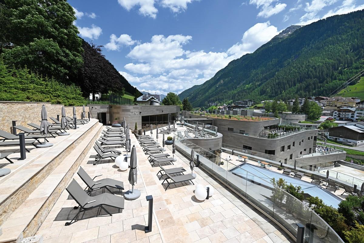 Die großzügigen Außenterrassen mit ihren Freibecken und Liegeplätzen gewähren den Gästen einen einzigartigen Blick auf die alpine Landschaft. | Foto: Richard Brink GmbH & Co. KG