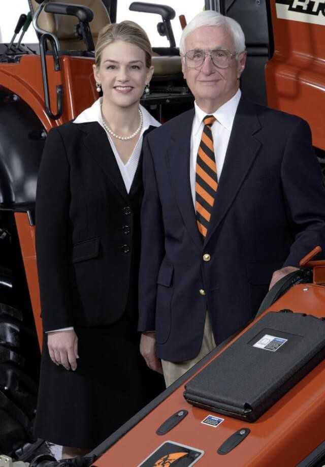 Ed Malzahn und seine Enkeltochter Tiffany Howard-Sewell nach der Übernahme der Leitungs-Verant- wortung für das Unternehmen „The Charles Machine Works, Inc.“ Im Jahr 2003.