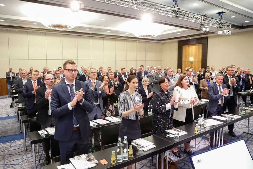 Mit Standing Ovations verabschiedete sich die rbv-Mitgliederversammlung von ihrem scheidenden Präsidenten Fritz Eckard Lang. | Foto: rbv