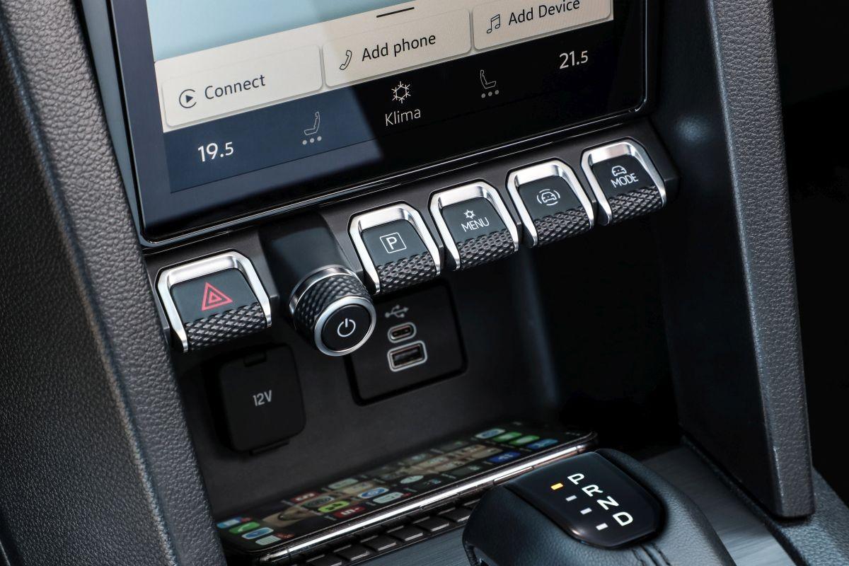 Nicht alles muss über den Touchscreen des Infotainmentsystem laufen. Übergeordnete Funktionen lassen sich über schick designte Tastschalter aufrufen. | Foto: Volkswagen