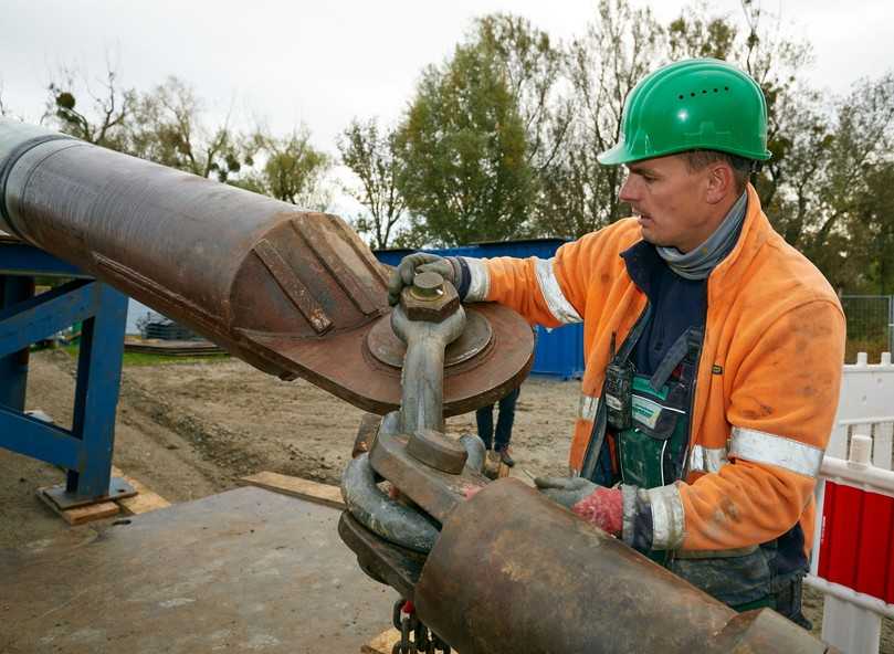 Abb. 8: Koppeln von Rohrstrang und Bohrgestänge | Foto: Pfaffinger Unternehmensgruppe