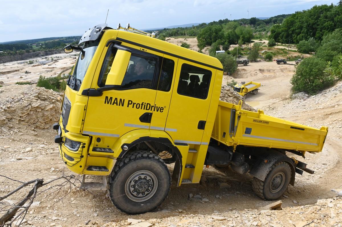 Die wendige MAN TGM-Doppelkabine mit zuschaltbarem Allradantrieb nimmt die kurvenreiche Steigung mit Bravour. | Foto: QUATEX