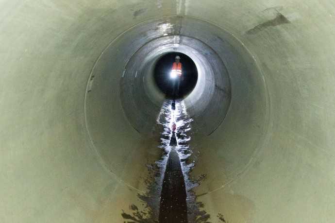 Die 600 Meter lange Röhre funktioniert wie eine Art unterirdisches Speicherbecken. Hier können bei Starkregen bis zu 1.800 Kubikmeter Abwasser zurückgehalten werden. | Foto: Stadtentwässerung Dresden
