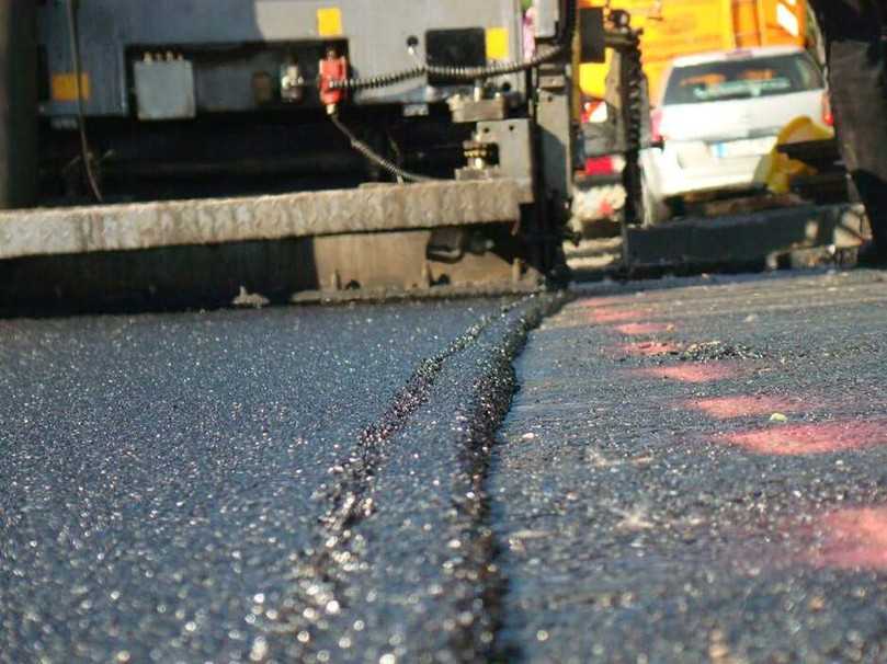 Von den etwa 1.300 existierenden Rohöl-Sorten können nur etwa 10 Prozent zur Herstellung von Bitumen verwendet werden, das den technischen Anforderungen im Straßenbau entspricht. | Foto: DAV