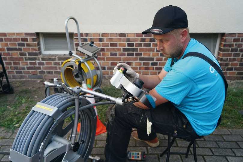 Aqendo-Mitarbeiter Steffen Mies ordnete sich die Haspel und das Bedienpult des NanoGators flexibel an die jeweiligen Gegebenheiten ergonomisch sinnvoll an. | Foto: IBAK