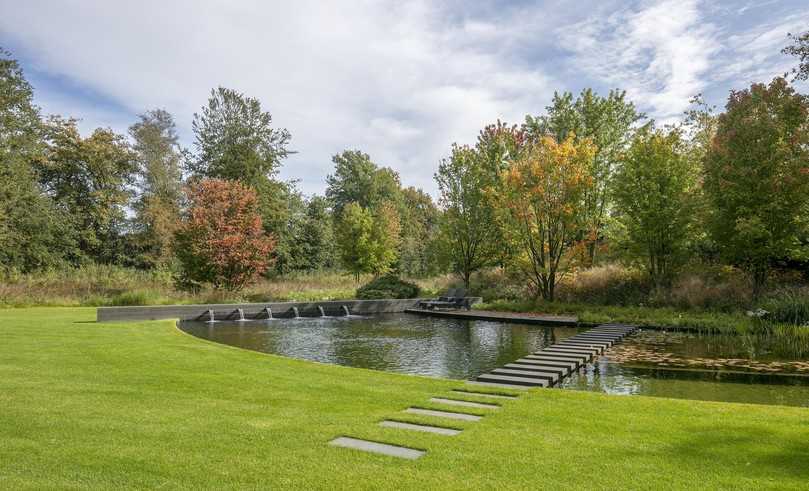 Ein 200 Meter langer Teich, der sich wie eine Schlange durch die parkähnliche Landschaft des Anwesens zieht und in seinem Zentrum einen Swimming Pond hat: Mit diesem außergewöhnlichen Projekt gewann die niederländische Koninklijke Ginkel Groep in der Kategorie Swimming Pond. | Foto: Luuk Kramer