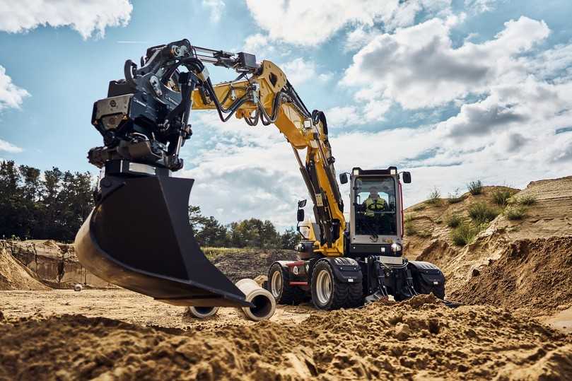 So stark wie ein 14-Tonnen-Bagger soll der 10-Tonnen-Mobilbagger EW100 laut Wacker Neuson sein. Ein intelligentes Anbaugeräte-Management mit Werkzeugerkennung, eine benutzerfreundliche Bedienung und die Vorbereitung für diverse Assistenzsysteme und Schnittstellen sind einige der Neuerungen. | Foto: Wacker Neuson