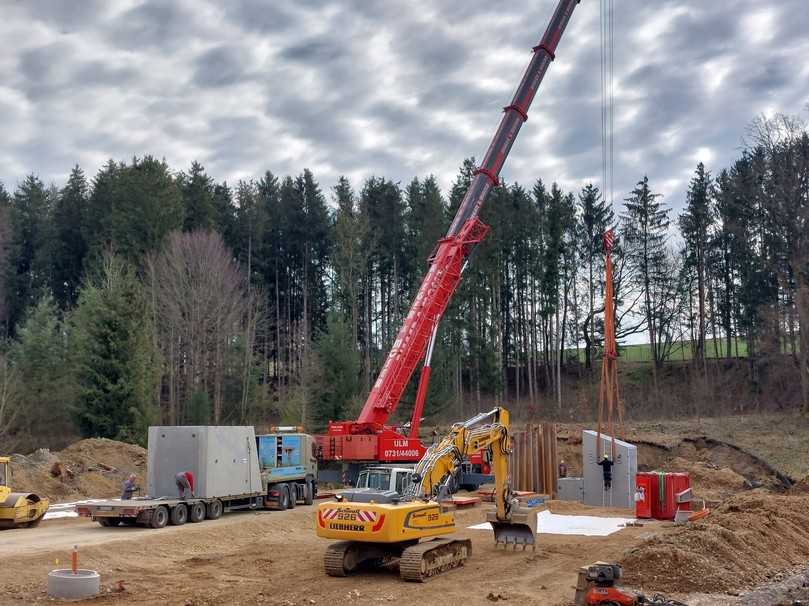 Herausforderung: Die bis zu 41,5 to schweren Stahlbetonfertigteile wurden z.T. liegend angeliefert und mussten vor der Montage aufgerichtet werden. | Foto: Baumeister Fritz Schwall Bauunternehmung GmbH