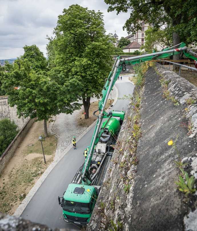 Etwa 12 Meter über die Festungsmauer musste die Betonpumpe überwinden, um den Fahrmischer zu befüllen. | Foto: Heidelberg Materials