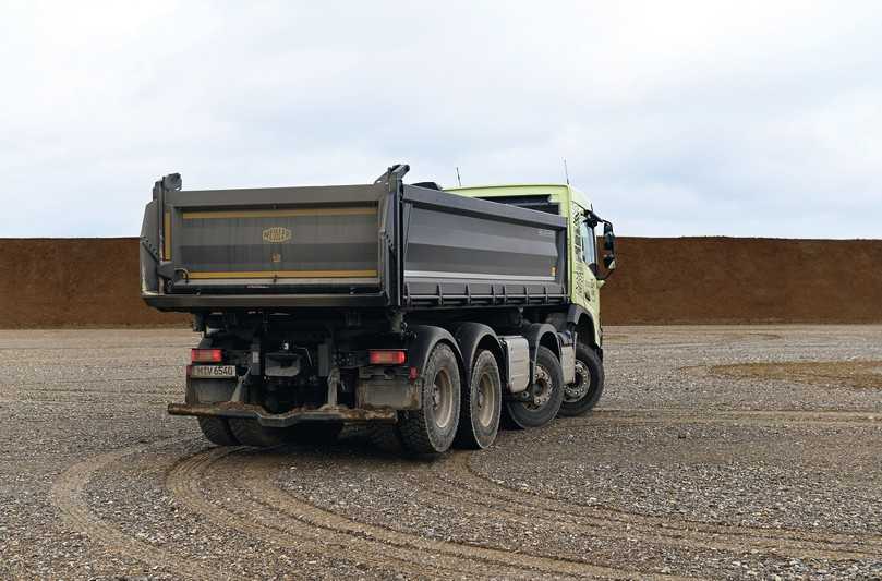 Die liftbare letzte Antriebsachse verringert den Wendekreis des Volvo-Vierachsers bei Leerfahrt um gut 2 m. | Foto: Quatex