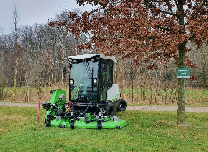 Beide Seiten des neuen Mähdecks lassen sich unabhängig voneinander anheben – für noch mehr Wendigkeit. | Foto: Dabekausen