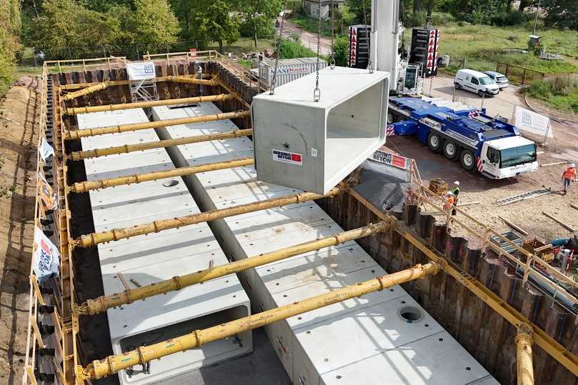 Voraussetzung für den Einbau der Regenrückhalteanlage war die Herstellung einer umfangreichen Baugrube mit einem wasserdichten Spundwandverbau. | Foto: Peter Gercke