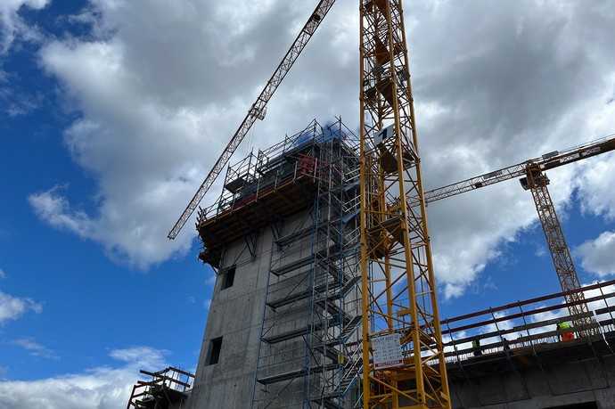 Auf der Baustelle werden erst die Treppenhauskerne und Aufzugschächte mit BMK und KSP vorgeklettert. Auf eine Nachlaufbühne wird verzichtet. | Foto: Ulma Construction GmbH