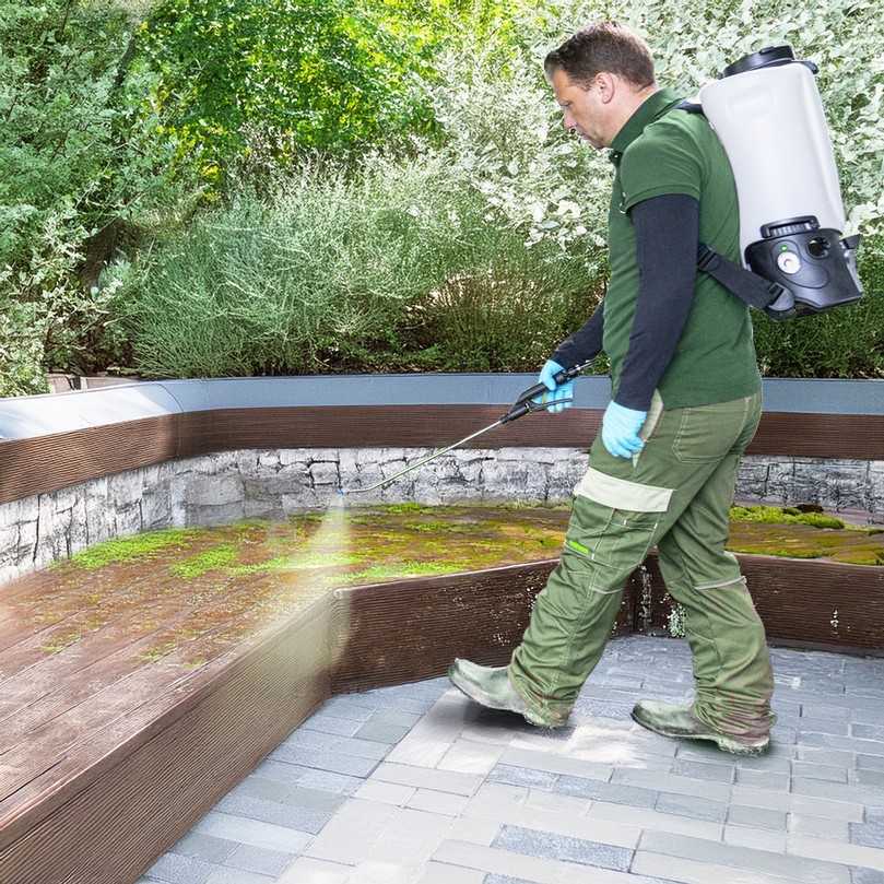 Moos entfernen auf der Terrasse: mit dem Gerät Organic Star 15 Accu. | Foto: Birchmeier Moos entfernen auf der Terrasse: mit dem Gerät Organic Star 15 Accu. | Foto: Birchmeier