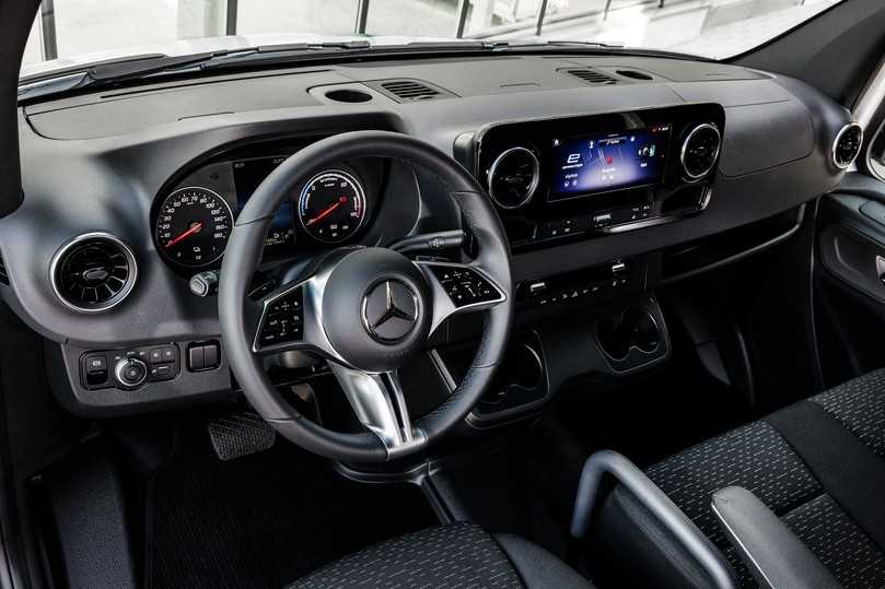 Das moderne Cockpit wartet im Mittelteil mit 10,25“ großem Touch-Display für das MBUX-Multimediasystem auf. | Foto: Mercedes, QUATEX