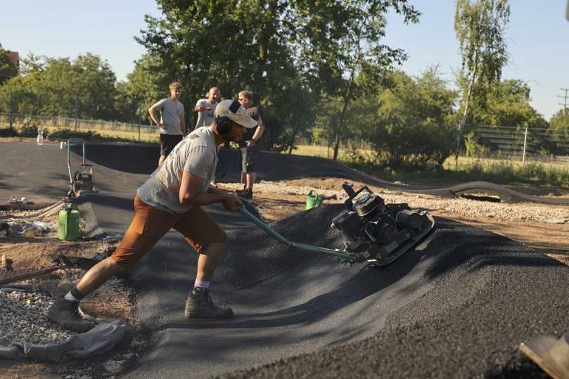 Die Steilkurven im Pumptrack werden sehr sorgfältig ausgearbeitet. | Foto: Ammann