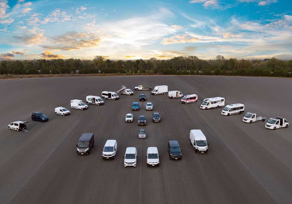 Die vereinten Transporter von Citroën, Fiat, Opel, und Peugeot im einheitlichen Auftritt
