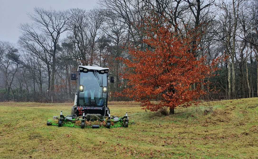 Elektrischer Geräteträger AllTrec 8015F mit klappbarem Großflächen-Mähdeck.