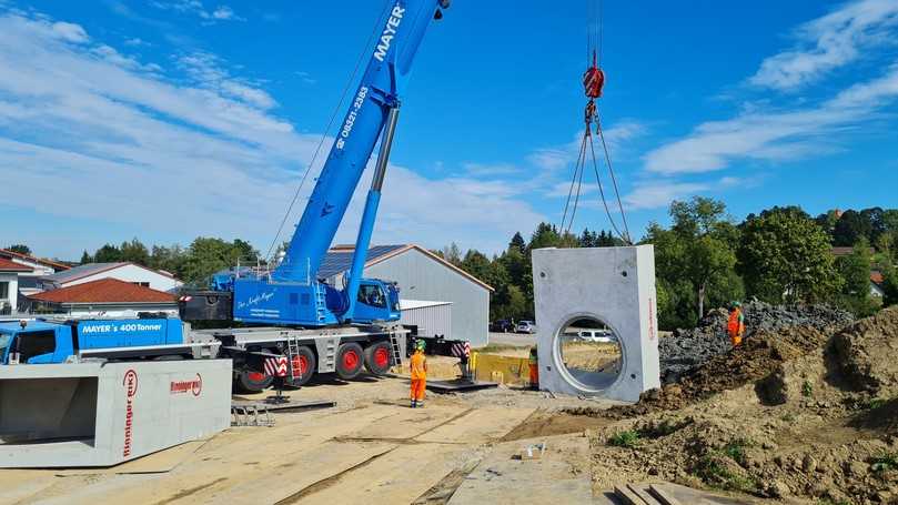 Logistische Meisterleistung: Die Bauteile wiegen gut 41 t. Der Mittelschacht ist so groß, dass er aus zwei Elementen zusammengesetzt wurde. | Foto: Hans Rinninger u. Sohn GmbH u. Co. KG