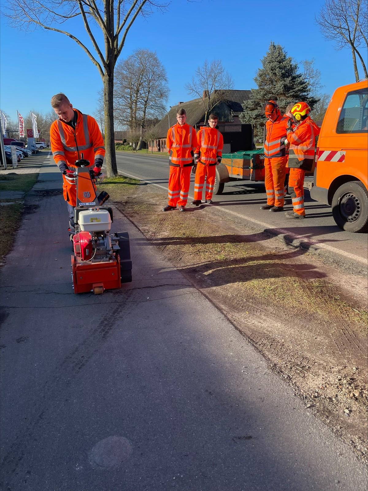 Eine Herausforderung f�ür Kommunen: Buckelpisten auf Radwegen beseitigen - dafür bringt Husqvarna eine neue Bodenfräse auf den Markt. | Foto: Husqvarna