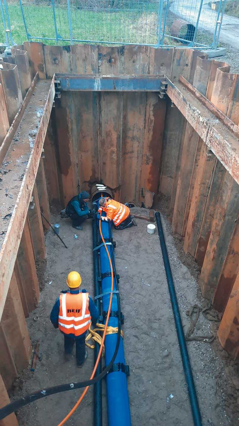 Um eine geschützte Weide und einen Bach auf 40 m schonend zu unterqueren, führte Reif auch eine Horizontaldurchpressung mit Stahlrohren DN 600 durch. Hierin werden die Wasserleitung DN 300 sowie Leerrohre für den Breitbandausbau eingezogen. | Foto: Reif Bauunternehmung GmbH & Co. KG