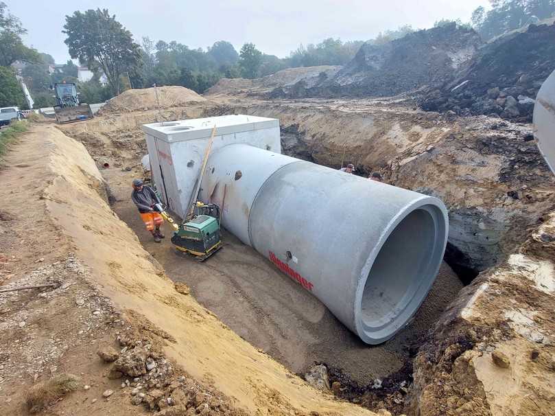 Der Stauraumkanal in Form eines Kreisprofils DN 2200 setzt sich aus zahlreichen Stahlbetonrohren und drei Sonderbauwerken zusammen. Das Rückhalteraum beträgt ca. 340 m³. | Foto: Hans Rinninger u. Sohn GmbH u. Co. KG