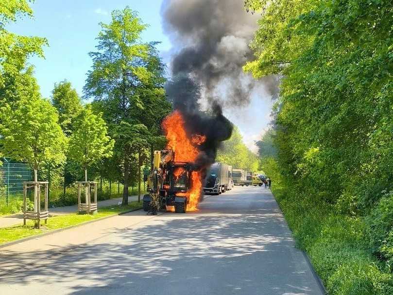 Der Bagger in der der Emscherbruchallee in Essen-Bergeborbeck brannte komplett aus. Die Ursache ist noch nicht bekannt. | Foto: Feuerwehr Essen Der Bagger in der der Emscherbruchallee in Essen-Bergeborbeck brannte komplett aus. Die Ursache ist noch nicht bekannt. | Foto: Feuerwehr Essen