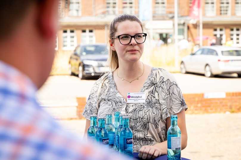 Chantal Westphal (Stadt Altena): „Für mich ist es auch für meine Tätigkeit in der Verwaltung wichtig, über die Informationen und gezielte Fortbildungsveranstaltungen Hintergrund- und Praxiswissen zu erlangen.“ Wichtig für sie: über den Austausch mit anderen erfahren, wie man anderenorts mit aktuellen Fragestellungen umgeht. | Foto: IKT