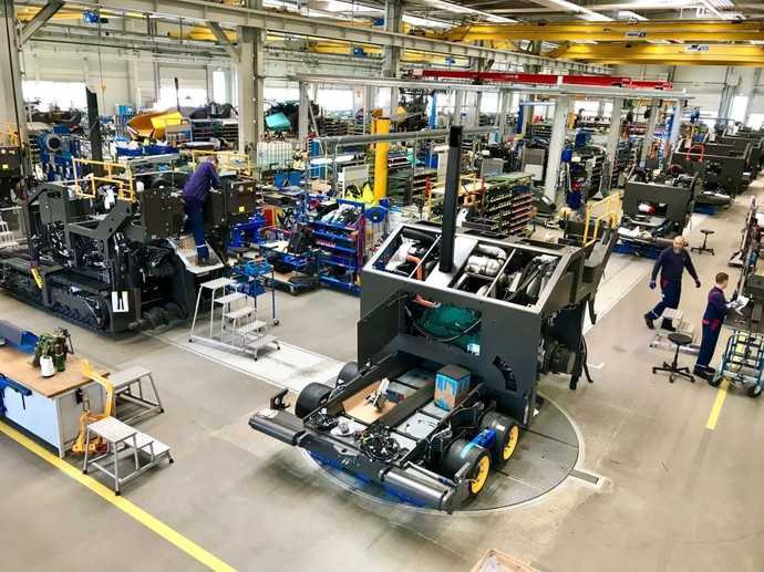 Die Straßenfertiger-Produktionslinie von Volvo CE ist in den vergangenen Jahren in einen neuen Hallenbereich des Hamelner Werks umgezogen und dabei grundlegend modernisiert worden. | Foto: Volvo CE