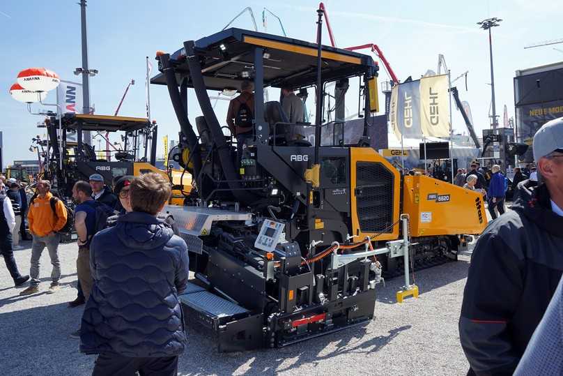 Vielseitiger Allrounder für den Asphalteinbau: Der Straßenfertiger ABG 6820 überzeugt mit hoher Einbauqualität auch bei niedrigen Asphalttemperaturen. | Foto: Ammann Vielseitiger Allrounder für den Asphalteinbau: Der Straßenfertiger ABG 6820 überzeugt mit hoher Einbauqualität auch bei niedrigen Asphalttemperaturen. | Foto: Ammann