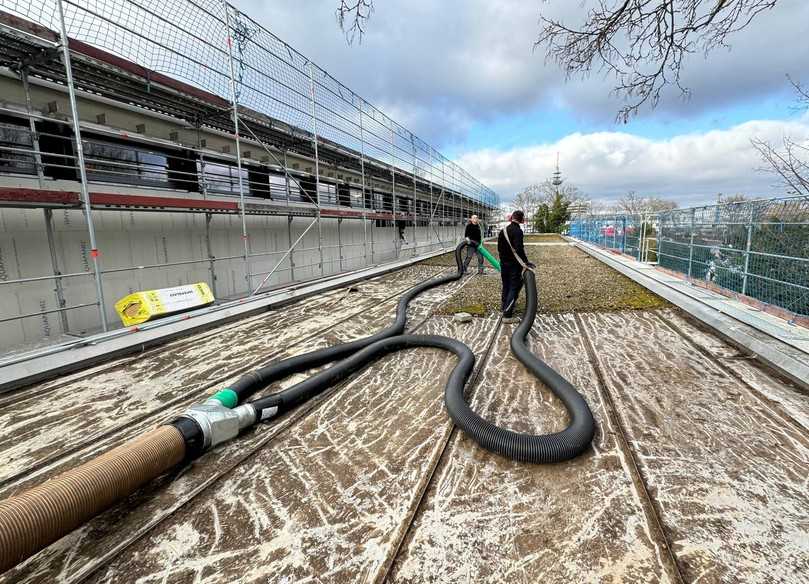 Ein Y-Schlauchverbinder macht es möglich, dass zwei Mitarbeiter von Gaudier zeitgleich Kies aufsaugen können. | Foto: MTS Mobile Tiefbau Saugsysteme GmbH