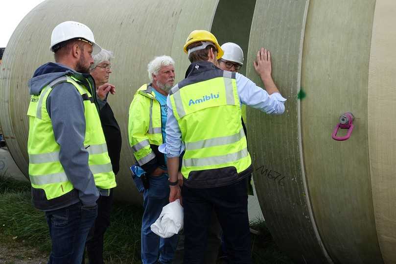 Beim Besuch der Baustelle hatten die Teilnehmer des Baustellentages die Möglichkeit, die GFK-Rohre von Amiblu genau zu betrachten und in einen regen Austausch mit den Amiblu-Mitarbeitern zu treten. | Foto: Amiblu Germany