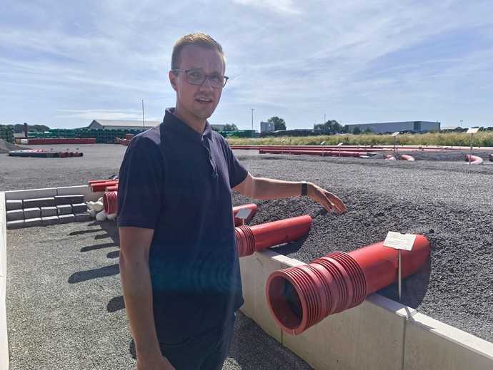 Daniel Menke erklärt das Kabelschutzrohrsystem und die neue Muffe auf der hauseigenen Teststrecke, die Interessierte nach Terminabsprache besuchen können. | Foto: B_I/Valdix