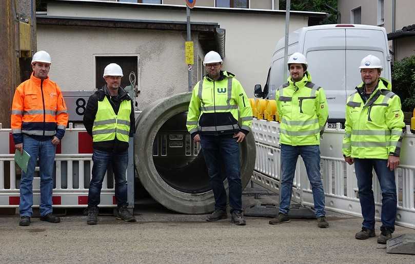 Mit dem Ablauf der Sanierungsarbeiten sehr zufrieden zeigen sich (v.l.n.r.) Alexander Schlein und Marc Topiarz, beide Gemeindewerke Eitorf, Torsten Friedrich, Heinrich Weber Straßen- und Tiefbau GmbH & Co. KG sowie Sebastian Irle und Arnulf Wagener, beide Ingenieurbüro Osterhammel. | Foto: Gebr. Fasel Betonwerk GmbH