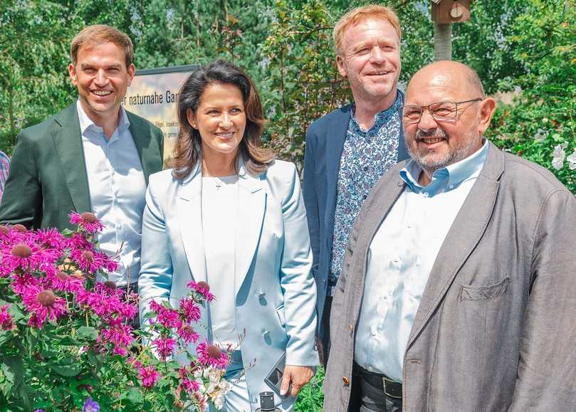 Besuch in den Themengärten: Gerhard Zäh, Vorsitzender der Bayerischen Landesgartenschau GmbH (rechts), begrüßt Bayerns Staatsministerin Michaela Kaniber, gemeinsam mit Kirchheims Bürgermeister Stephan Keck sowie Maximilian Böltl (links), Landtagsabgeordneter und Kirchheims Altbürgermeister, in der Blütenpracht der landschaftsgärtnerischen Ausstellungsbeiträge auf der Landesgartenschau in Kirchheim. | Foto: Landesgartenschau