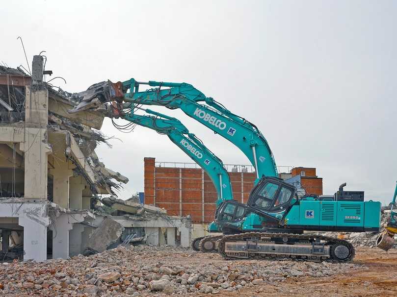 Konzertierte Aktion: Die beiden Kobelco SK850LC der Karl-Bau beim Doppelangriff in bis zu 15 Metern Bauwerkshöhe. | Foto: Kobelco