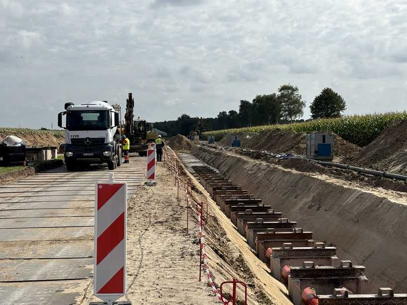 Verlegeweise im offenen Graben: Das Power Protect-Rohrsystem wird mit Hilfe einer Auftriebssicherung bei der Verfüllung mit Flüssigboden gesichert. | Foto: Egeplast