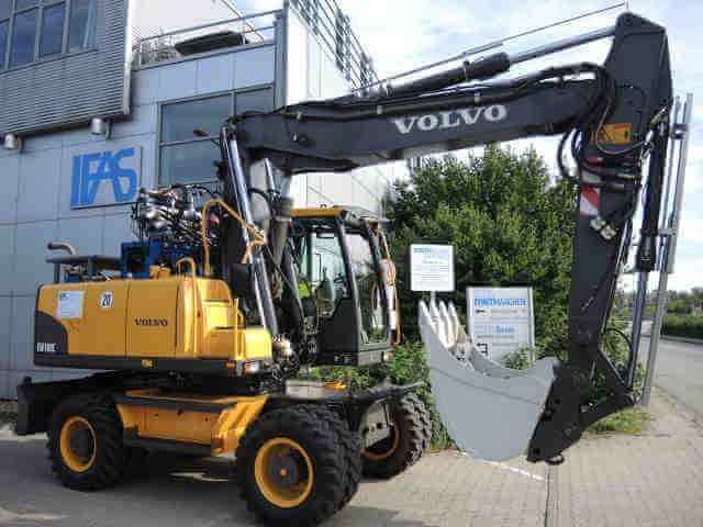 Seit Anfang 2013 entwickelt die RWTH Aachen mit Unterstützung von Volvo CE ein neues Hydrauliksystem für Mobilbagger. Mit Hilfe hydraulischer Speicher können Druckverluste vermindert und die Motordrehzahl auf 1.200 U/min abgesenkt werden. | Foto: RWTH Aachen