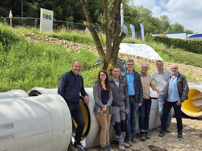 Konstruktives Miteinander zwischen Auftraggeber, Ingenieurbüro, Bauunternehmen und Rohrhersteller: Joachim Strack, Geschäftsführer Beton Müller, Sarah Simon vom Ingenieurbüro Schroeder & Associés, Jascha Walzinger, Polier bei OBG Lux, Markus Helfen, Geschäftsführer Tief- und Ingenieurbau bei OBG Lux, Marco Rings vom Abwassersyndikat Sidest, Martin Boldorf, Oberbauleiter bei OBG Lux, und Martin Baumann, Vertrieb Luxemburg bei Beton Müller | Foto: B_I/zu Eulenburg