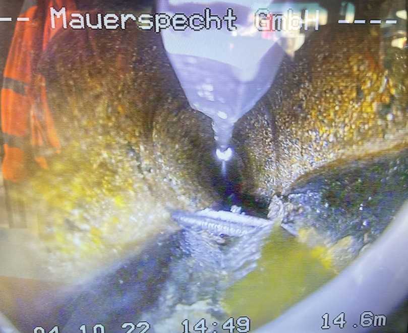 HDI-Material und Durchbohrung mit Eisenstreben werden mit Drain-Jet Robotics-Wasserstrahlroboter entfernt | Foto: Mauerspecht GmbH