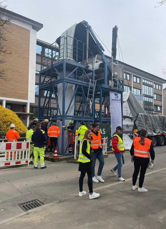 Das Ingenieurbüro ISAS nutzte diese nicht ganz alltägliche Sanierungsmaßnahme als praktische Weiterbildungsveranstaltung. Auszubildende, Junior-Projektleiter und technische Zeichner konnten so das Schlauchlining-Verfahren hautnah miterleben und dabei viel Neues lernen. | Foto: Aarsleff Rohrsanierung