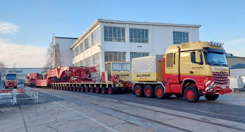 Der umgebaute Arocs SLT im Einsatz: Für ihn ist kaum noch etwas zu groß oder zu schwer. | Foto: Viktor Baumann Schwerlastspedition