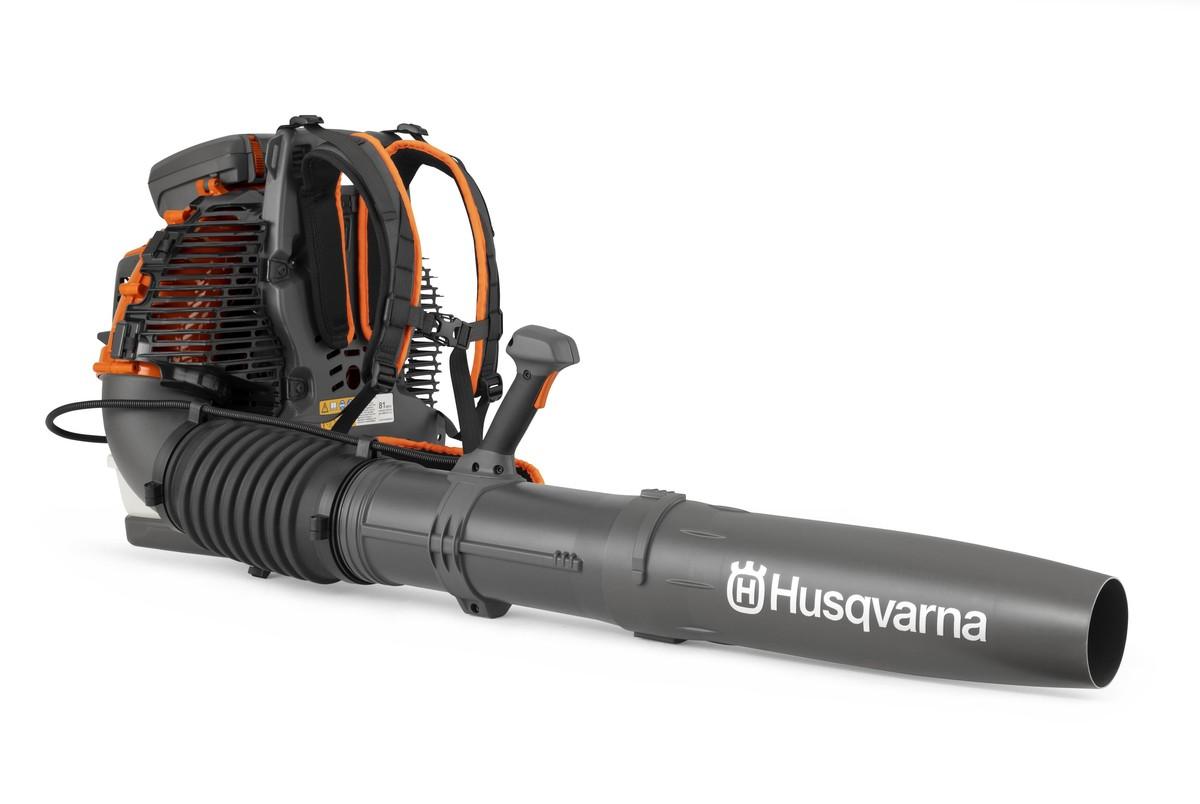 Der Laubbläser verfügt über einen Benzinmotor (79,4-cm³-X-TORQ) und einen „AutoTune"-gesteuerten Vergaser, der das Luft-Kraftstoff-Gemisch automatisch anpasst. | Foto: Husqvarna Der Laubbläser verfügt über einen Benzinmotor (79,4-cm³-X-TORQ) und einen „AutoTune"-gesteuerten Vergaser, der das Luft-Kraftstoff-Gemisch automatisch anpasst. | Foto: Husqvarna