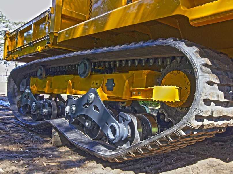 Das Fahrwerk mit sechs Laufrädern an zwei Tragschwingen garantiert optimalen Bodendruck und hohen Fahrerkomfort. | Foto: Bell Equipment